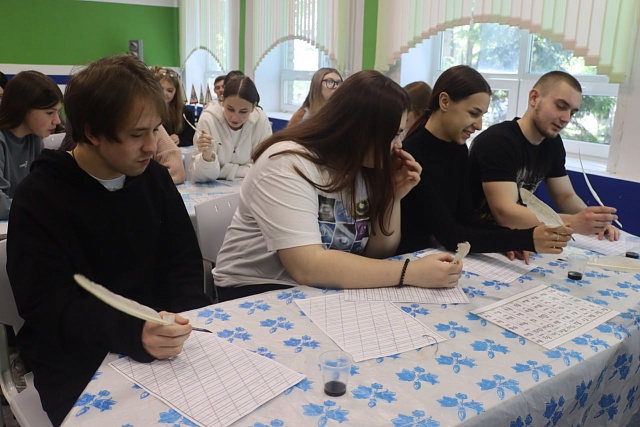 Студенты Пензенского колледжа транспортных технологий научились старославянской каллиграфии 